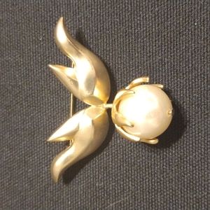 Vintage Gold Tone Drop Faux Pearl Brooch